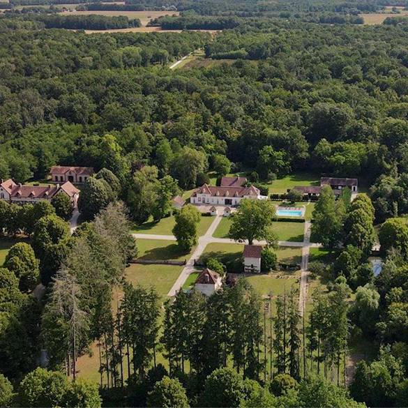 Momoamo, spécialiste de l’organisation de séminaires d’entreprise, a levé un financement avec Caption pour accélérer le lancement et la croissance de son offre d’hospitalité dans des domaines d’exception près de Paris.