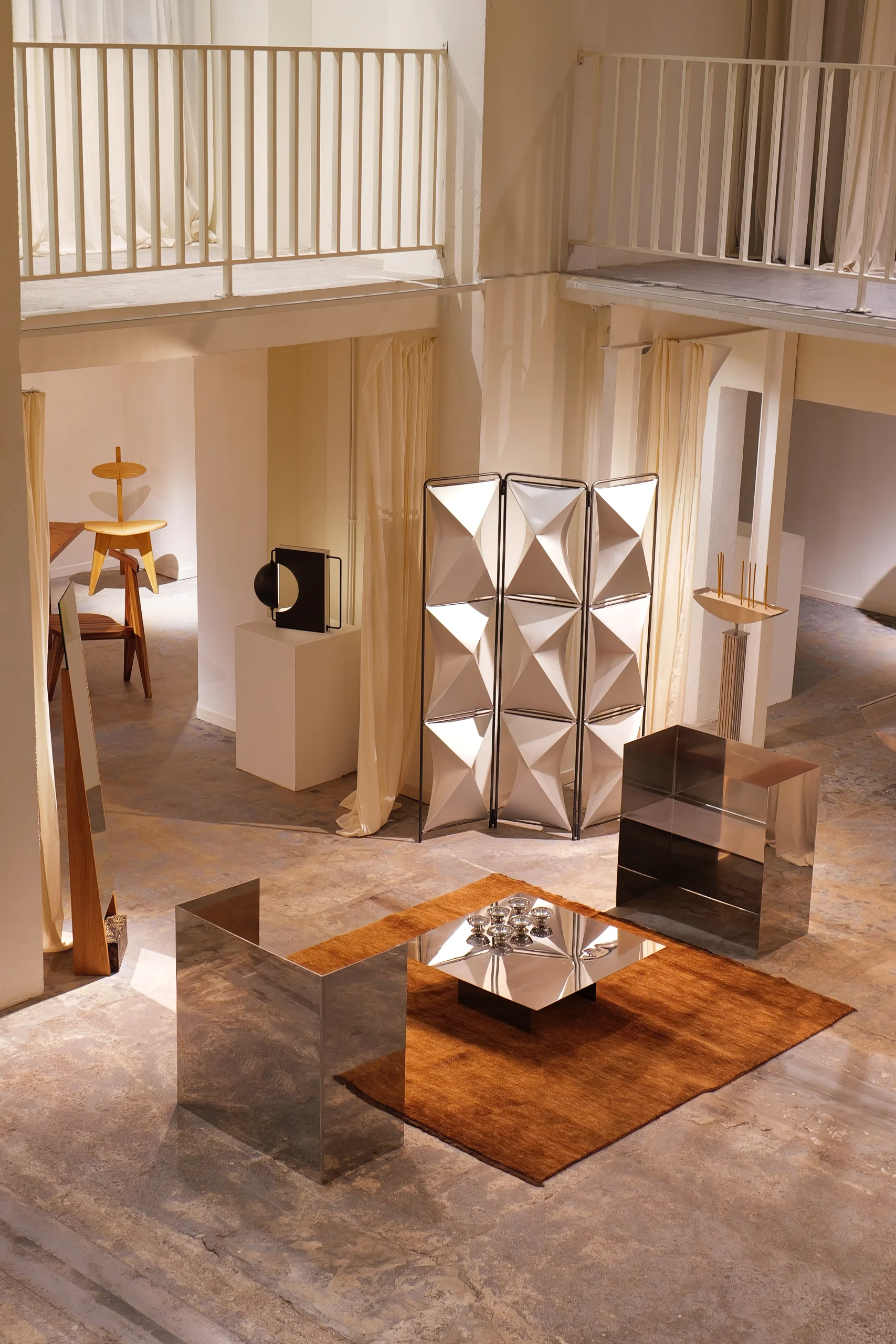 Galerie Paradis, espace de design hybride au cœur de Paris, a levé des fonds via Caption pour acquérir un stock de mobilier vintage à prix décoté et financer sa croissance.