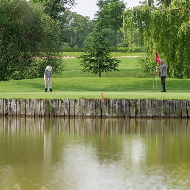 Caption a accompagné la reprise stratégique du Golf du Clou, près de Lyon, via une double opération en capital et dette privée. Cette transaction, rare dans le secteur des loisirs haut de gamme, a permis à une équipe d’entrepreneurs engagés de racheter à la fois le foncier et l’exploitation, avec un projet de transformation ambitieux.
